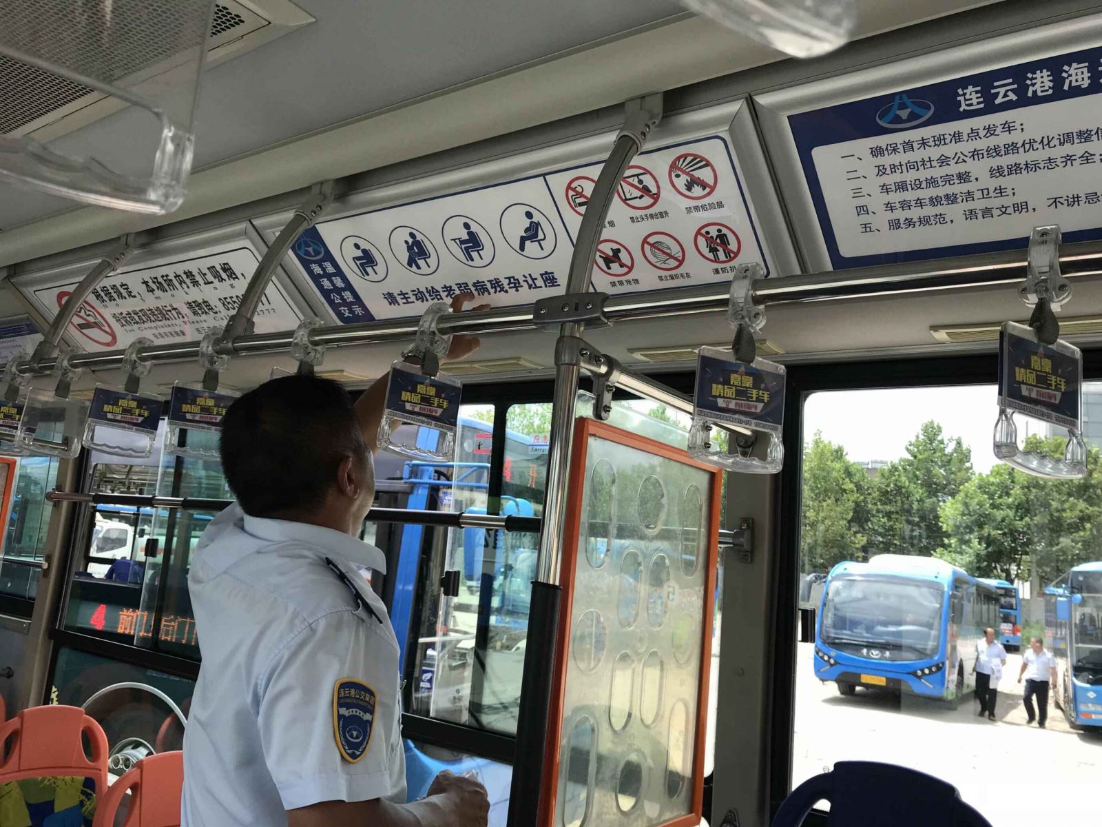 公交集團(tuán)海通公交公司張貼車輛文明標(biāo)識(shí)營造創(chuàng)文氛圍